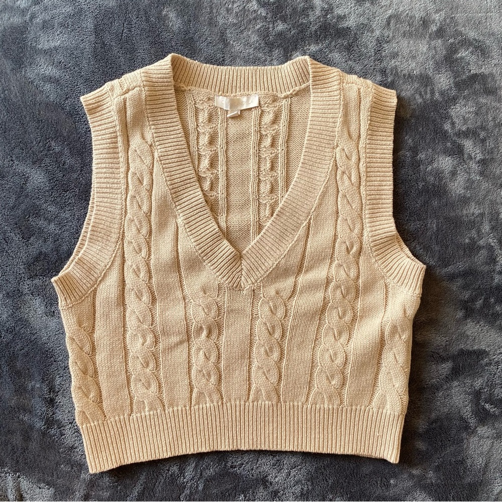 Cotton Candy LA Beige V-Neck Cable Knit Cropped Sweater Vest Size Medium.